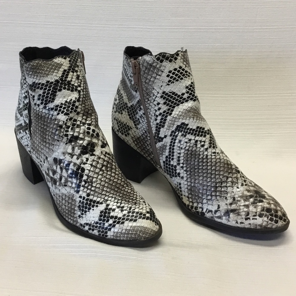Qupid Striking Reptile Design Booties - Picture 2 of 8